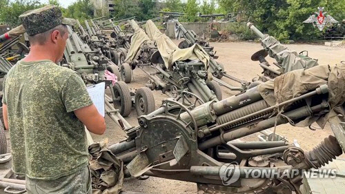 바그너그룹 무기 점검하는 러시아군. [러 국방부 via AP=연합뉴스]